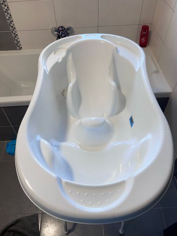 Baignoire bébé sur pied avec réducteur intégré