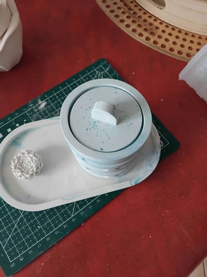 Vide poche avec petit pot avec couvercle en plâtre - photo numéro 3