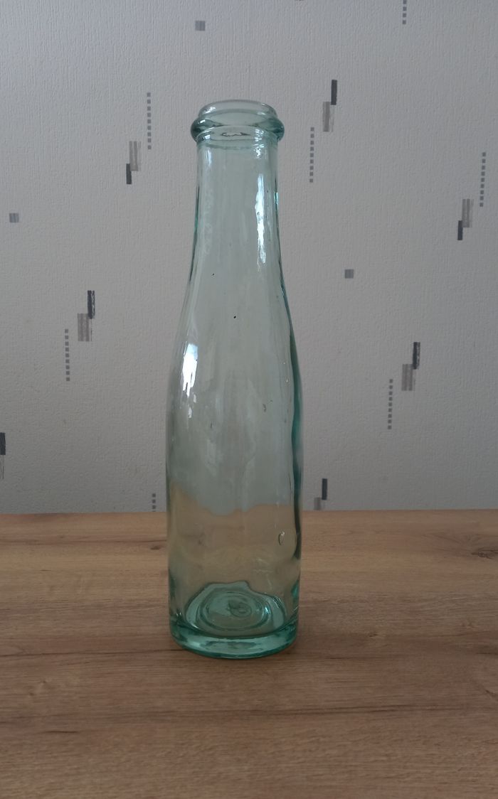 Bouteille de lait ancienne en verre soufflé.