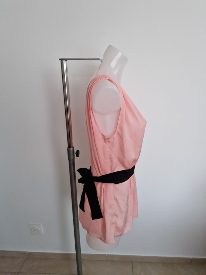 Haut rose avec sa ceinture noire Mango - photo numéro 5