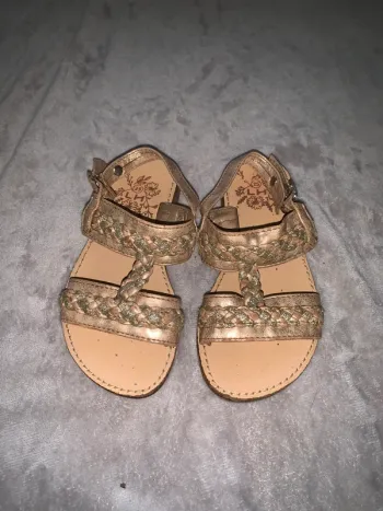 Sandales dorées tressées fille, confort été