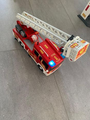 Playmobil camion de pompier avec son pompier
