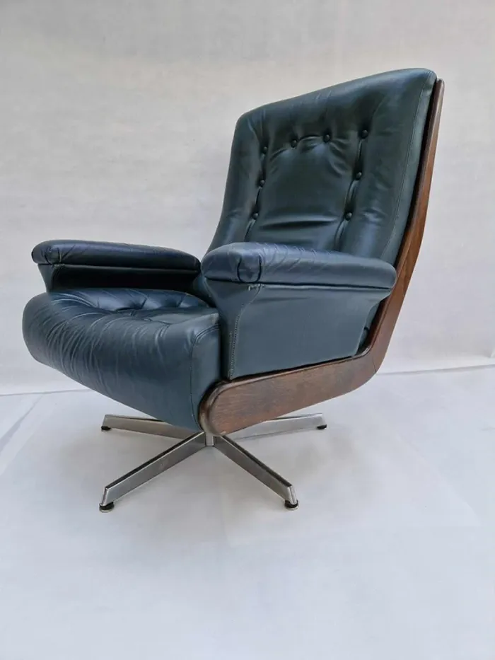 Fauteuil lounge pivotant vintage – cuir noir & bois courbé – années 60/70 - photo numéro 4