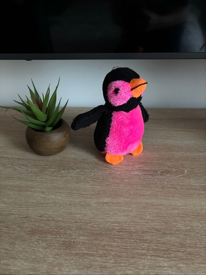Peluche pingouin noir rose fluo