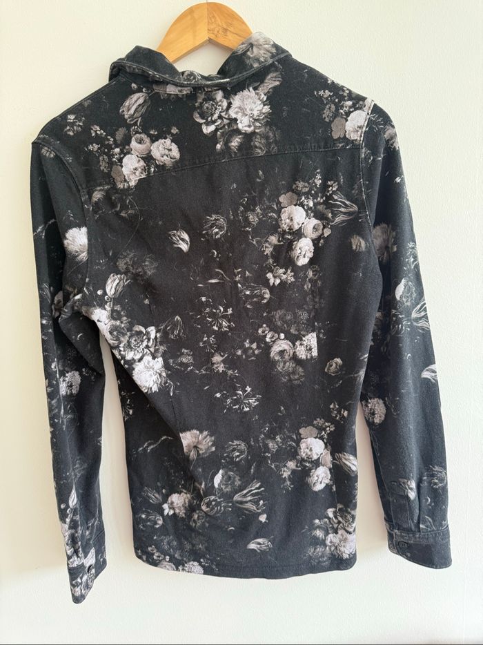 Chemise manches longues noir à motifs fleuri gris blanc H&M taille 36 S - photo numéro 3