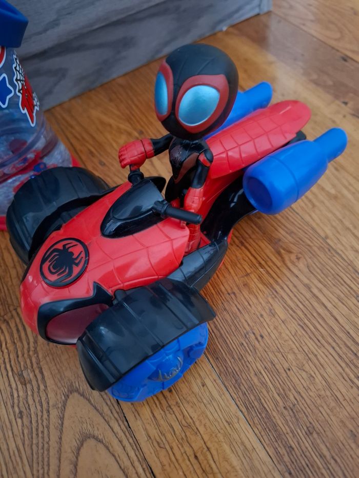 Jouet et gourde spidey - photo numéro 3