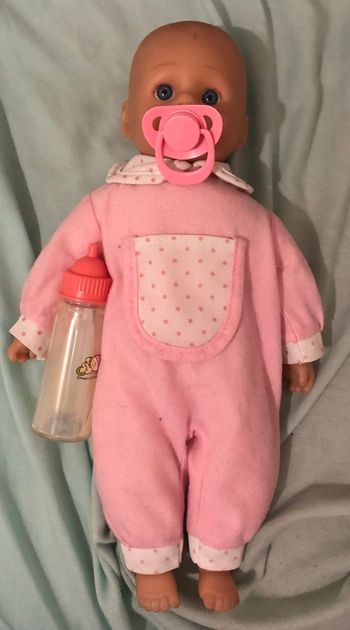 Poupon avec tétines et biberon