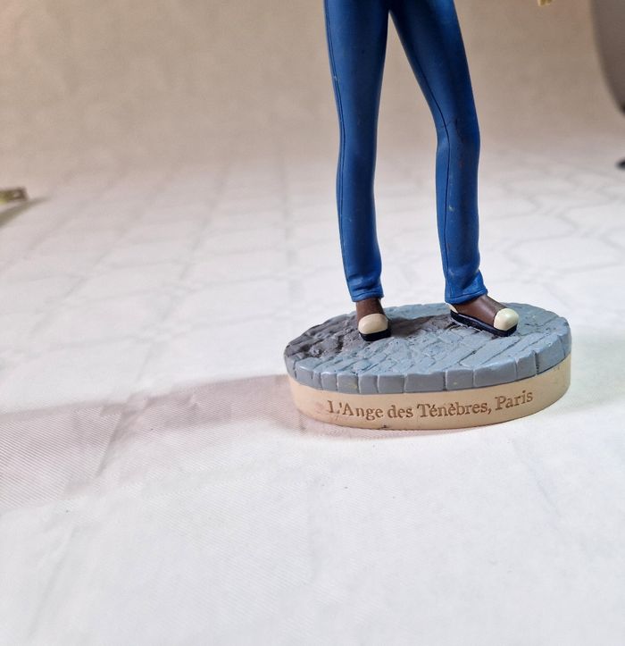 figurine de collection Atlas  , Tomb raider  , Lara Croft -    L'ange des ténèbres , Paris - photo numéro 2
