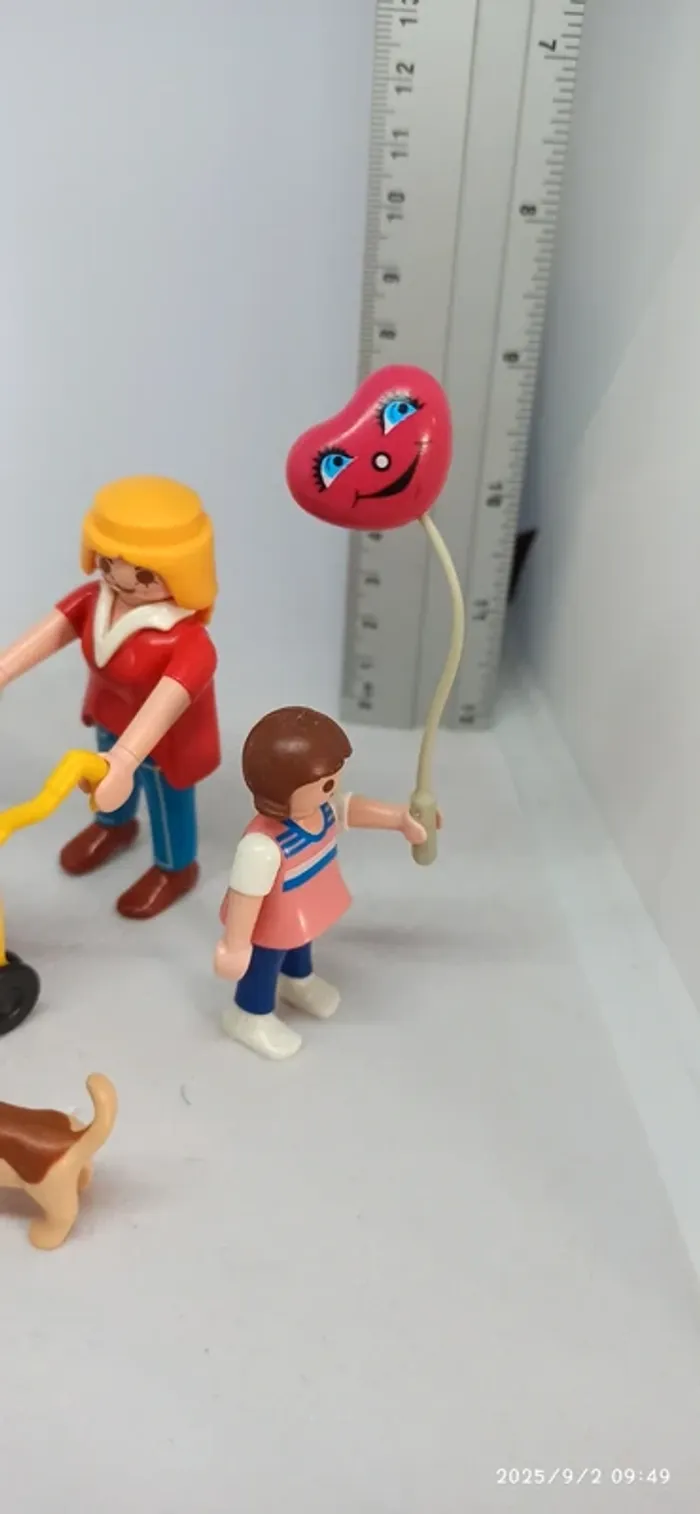 Famille avec enfants bébé et poussette playmobil - photo numéro 2