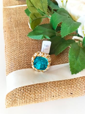 Bague en acier inoxydable plaquage sous vide or 24 carats et titane avec pierres précieuses florales
