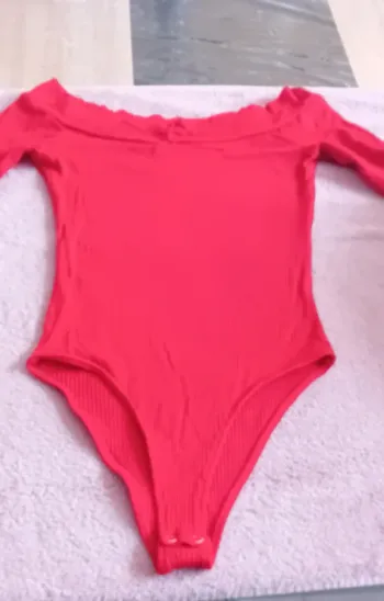 Superbe bodie bershka taille 36 rouge en parfait état