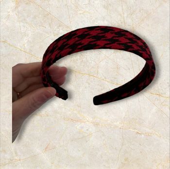 Serre tête en tissu noir et rouge