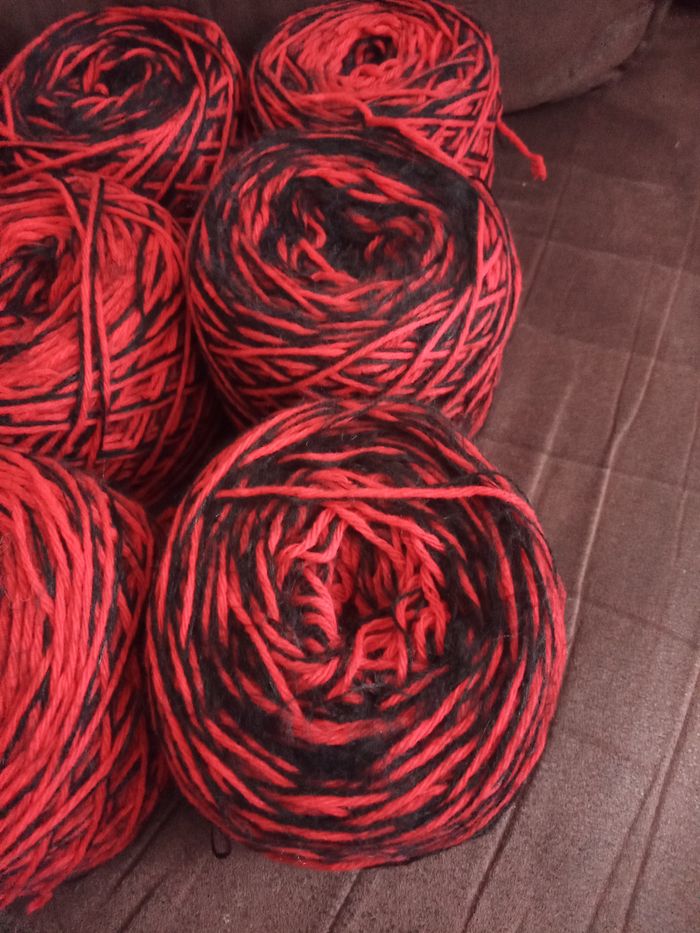 Lot de 9 Pelotes Fantaisies Noir et Rouge (570g) - photo numéro 2