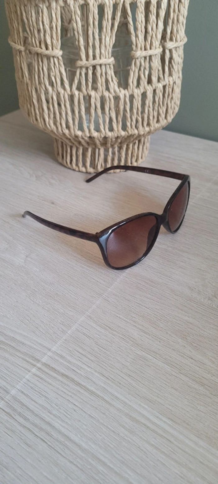 Jolie paire de lunettes de soleil - photo numéro 2