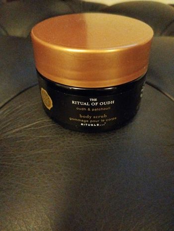 Gommage rituals of oudh