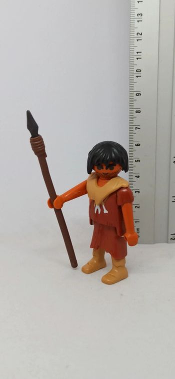 Homme de cromagnon avec lance et cheveux noirs playmobil