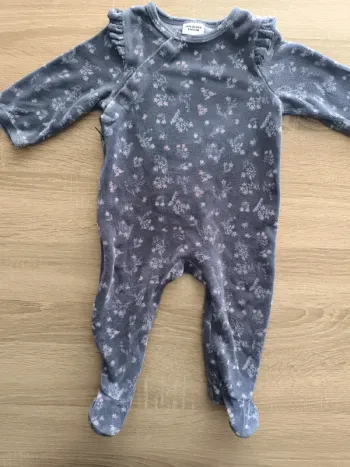 Magnifique pyjama 9 mois à fermeture éclair fleuri tape à l'oeil