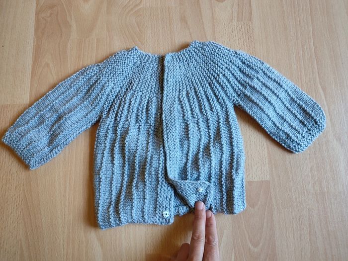 Gilet chaud gris neuf tricoté à la main 6M