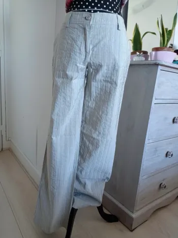 Pantalon grise, Maison de Famille 40