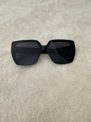 Lunettes de soleil monture carrée noire