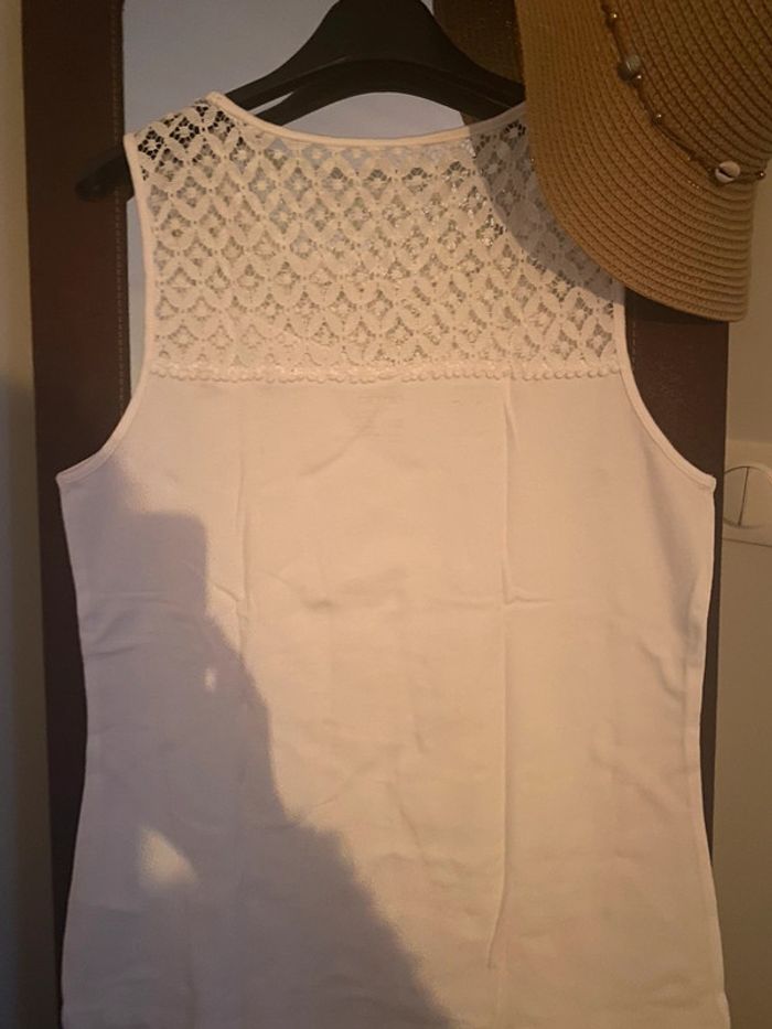 Joli tee-shirt blanc avec dentelle - photo numéro 3