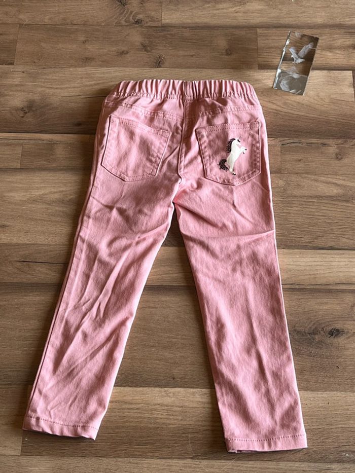 Je vend un jean slim fille enfant 2-4 ans 98- 104cm très bon état - photo numéro 2