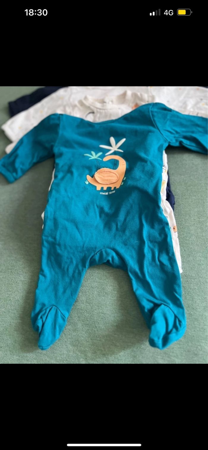 Pyjamas 1mois - photo numéro 3