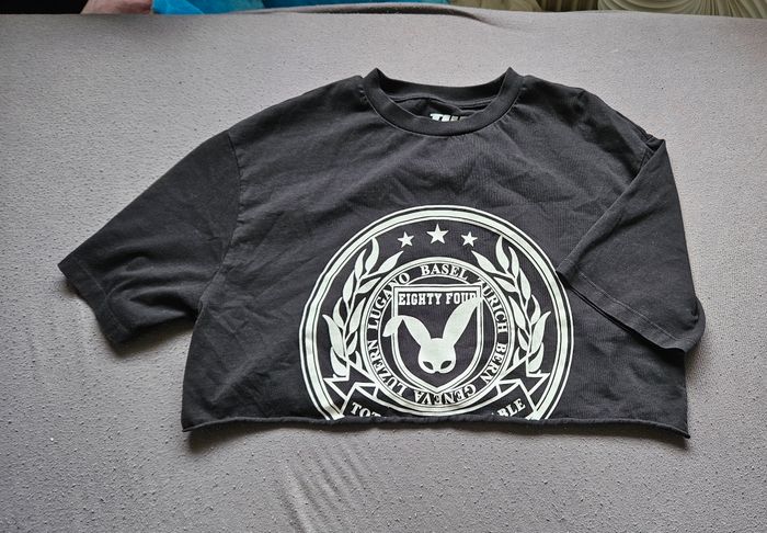 T shirt crop top noir imprimé logo style streetwear - photo numéro 4