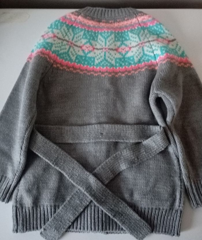 Gilet veste . 4 ans. Gris et multi couleurs. Acrylique. Gemo . 2 poches et une ceinture . Parfait état - photo numéro 5