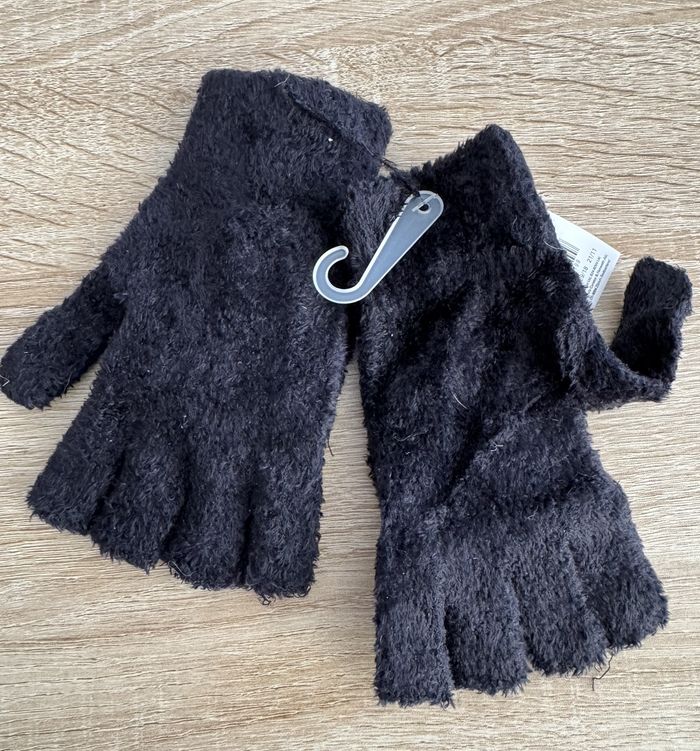 Gants mitaines noirs tout doux neuf Claire's - photo numéro 3