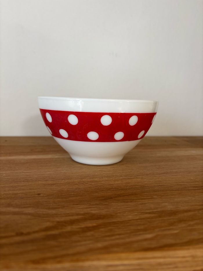 Vintage bol Arcopal Polka rouge avec défauts