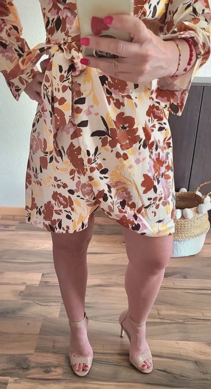 Robe fleurie - effet satinée - Neuve avec étiquette - Plusieurs tailles disponibles - photo numéro 4