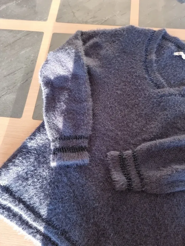 Pull bleu avec effet brillant. U collection. Taille 38 /40 - photo numéro 2