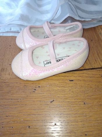 Paire de ballerines neuves rose pointure 18