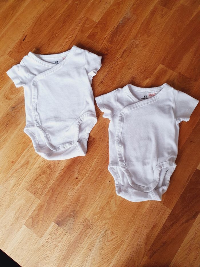 Lot bodies taille naissance en parfait état