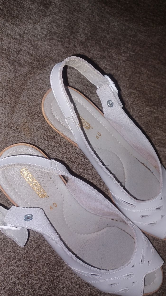 Sandale femme 40 très bon état blanc à boucle - photo numéro 2