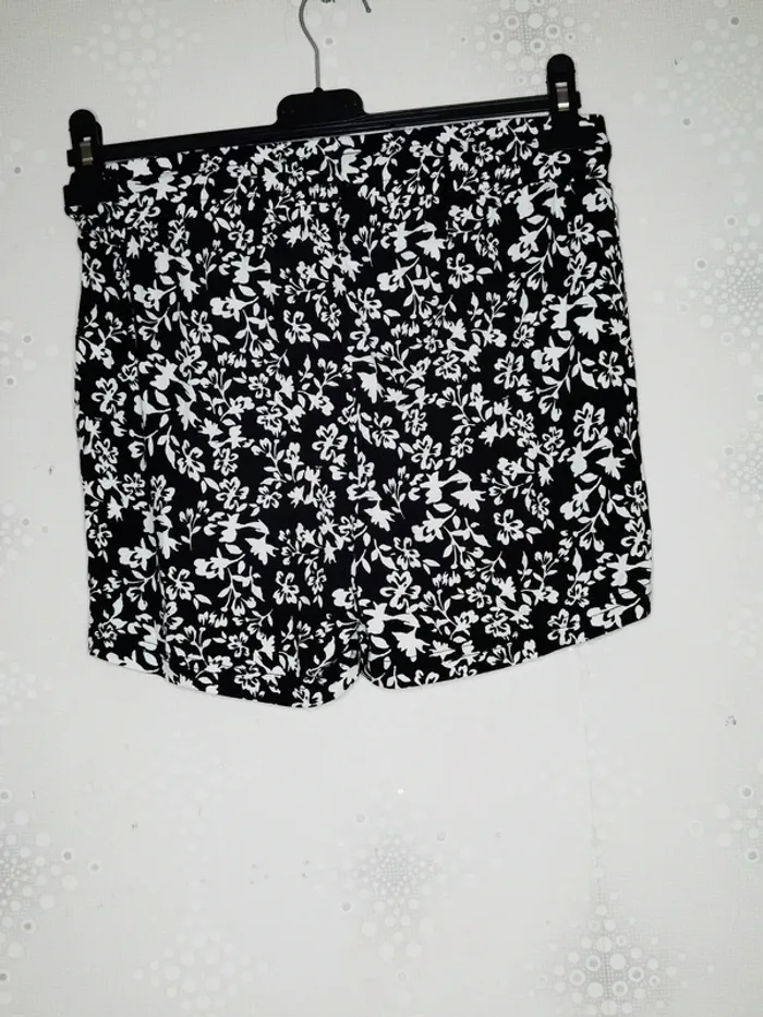 D4507 - short femme taille S - photo numéro 2