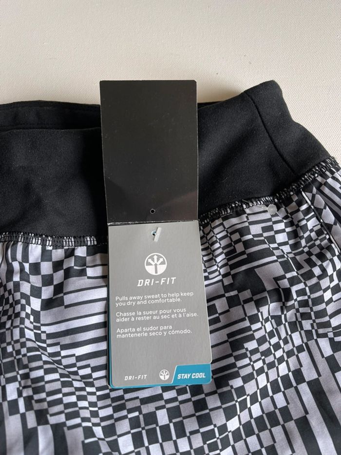 Short neuf & étiquetté Nike running Dri Fit motif damier psychédélique - photo numéro 5