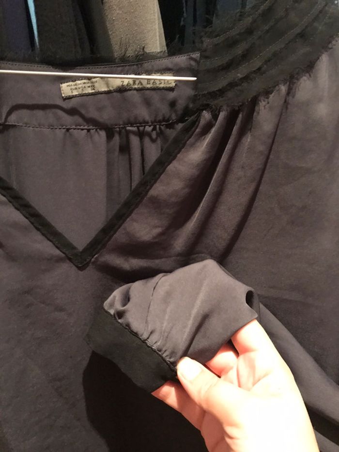 Superbe blouse décolleté v façon soie gris anthracite et noir très bon état - photo numéro 2