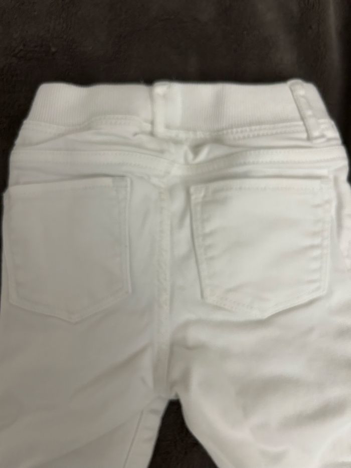 Jean blanc baby gap 18-24 mois - photo numéro 2