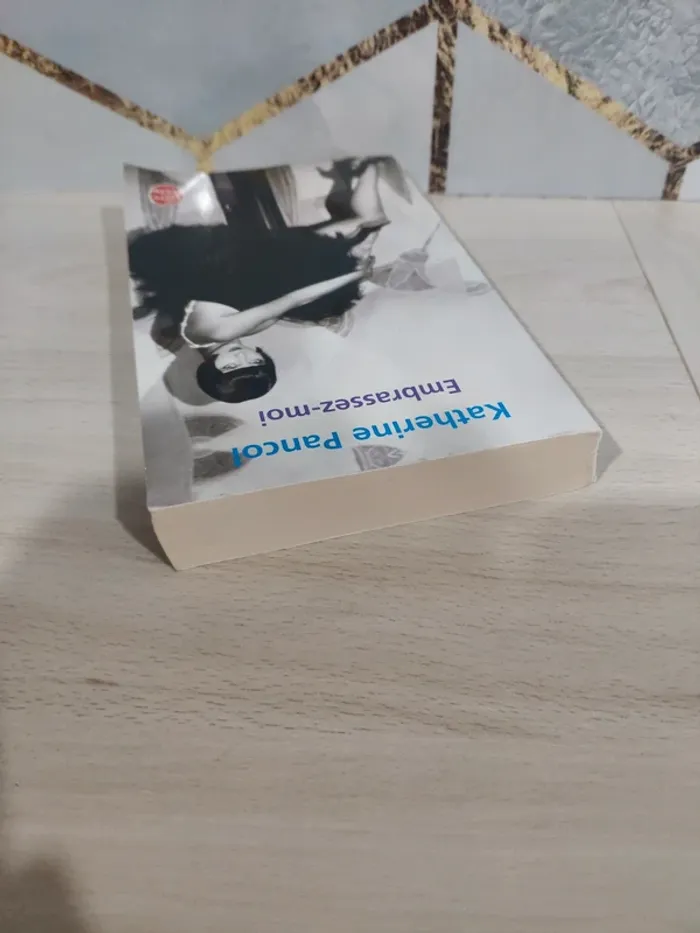 Livre poche Pancol Embrassez moi - photo numéro 4