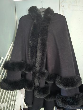 Jolie cape noire a capuche stylée taille  unique