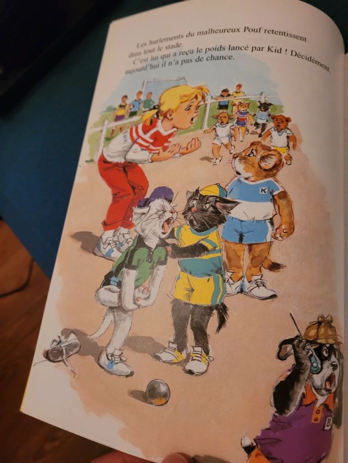 Livre rare Caroline au Stade Pierre Probst Hachette Jeunesse Album collection multicolore couleurs - photo numéro 8