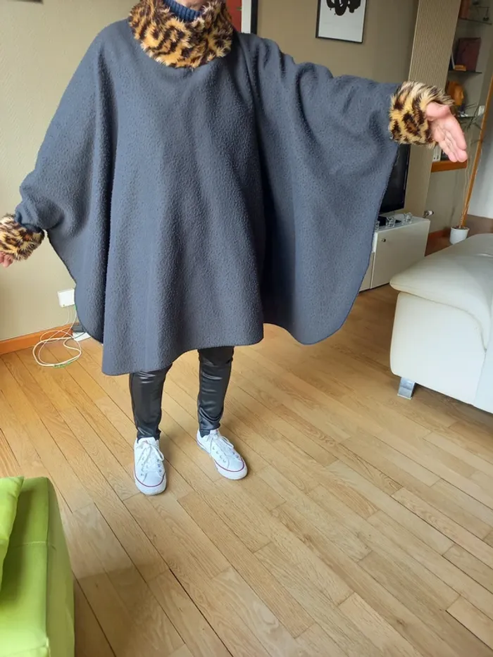 Poncho avec ouvertures pour les mains - photo numéro 2