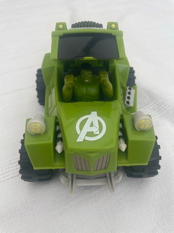 Voiture Marvel Hulk avengers (fonctionne avec 2 piles)