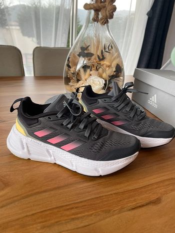 Baskets adidas questar grises et roses T.36