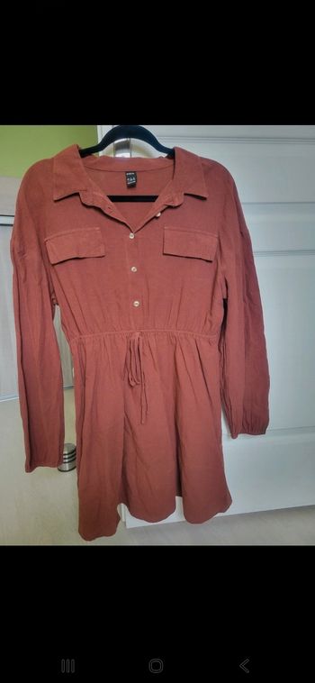 Robe marron.