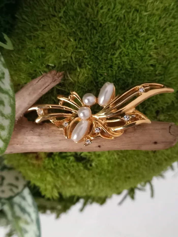 Broche papillon chic dorée et perles blanches - photo numéro 2