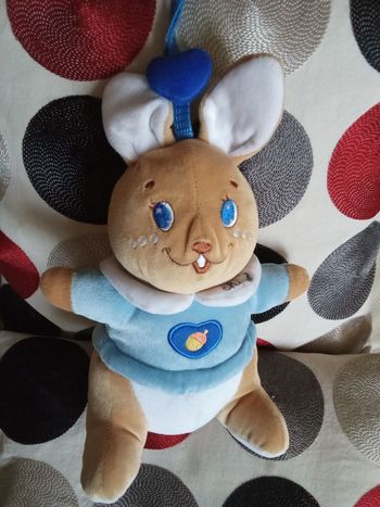 Doudou peluche lapin lapine lapereau de la marque happy color Chicco réf 0902 sur l'étiquette posture assis marron beige bleu clair blanc  vintage ancien