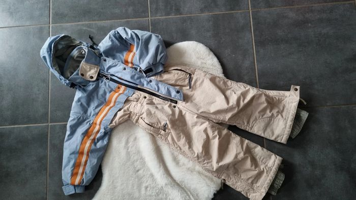 Combinaison ski Décathlon 4 ans beige bleu pleins de rangements capuche